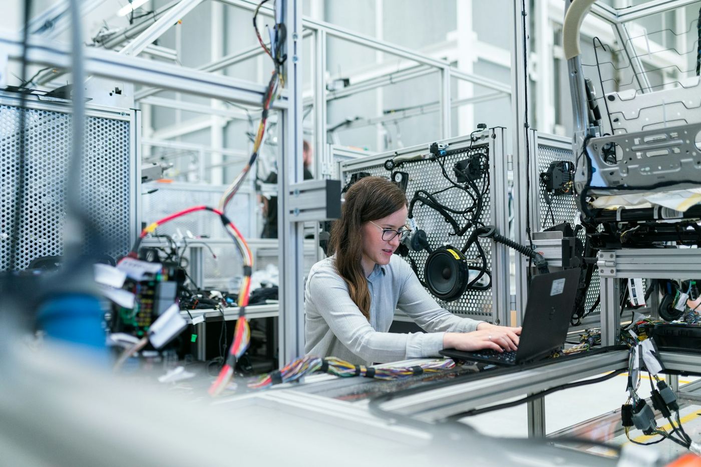 Ingénieure au travail sur un système technique